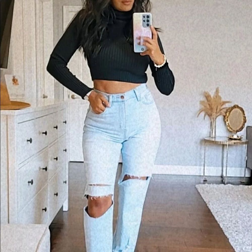 Black long sleeve crop top